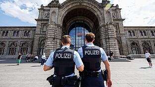 Rund um den Nürnberger Hauptbahnhof wird das Kiffen und das Mitführen von Cannabis verboten. (Archivbild) Rund um den Nürnberger Hauptbahnhof wird das Kiffen und das Mitführen von Cannabis verboten. (Archivbild)