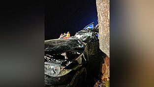 Nur noch ein Wrack ist das Auto des Verunfallten.