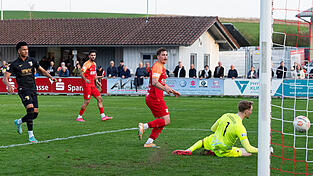 Andreas Wagner setzt sich durch und vollendet zum 1:0 f&uuml;r die SpVgg Hankofen-Hailing.