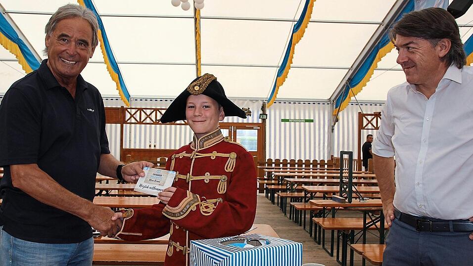 Severin Meierhofer als Graf Luckner zieht unter den Augen von Sepp Altmann (links) und Christian Plötz (rechts) die Gewinner des Künstlerkruges. Severin Meierhofer als Graf Luckner zieht unter den Augen von Sepp Altmann (links) und Christian Plötz (rechts) die Gewinner des Künstlerkruges.