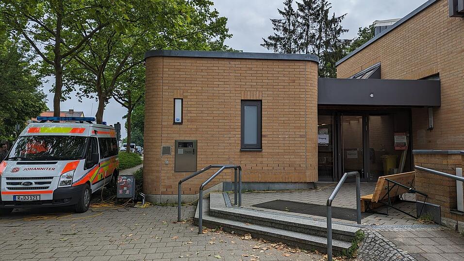 Drei Anwohner übernachteten in der Notunterkunft an der Kerschensteiner Realschule.