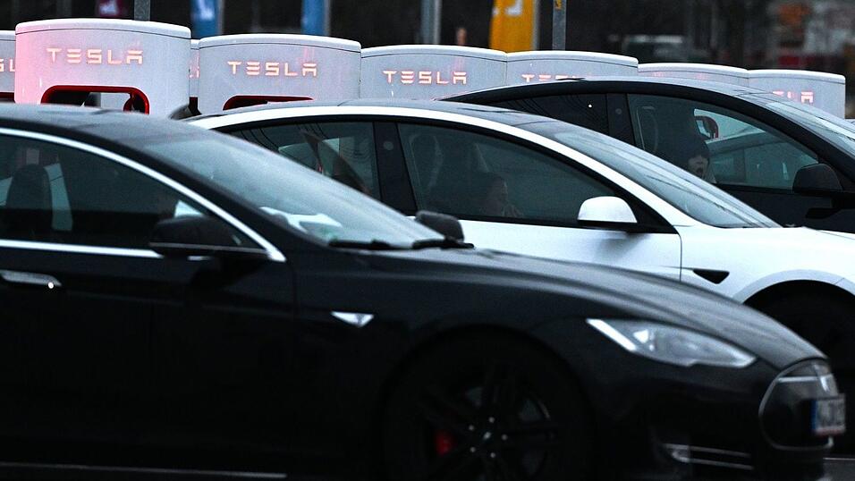 Die Neuzulassungen von Tesla-Autos in Deutschland sind eingebrochen. (Archivbild)