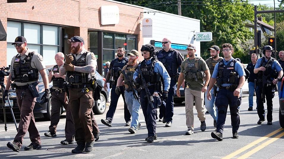 Auf einem Gewehr des Täters soll nach Regierungsangaben «Tötet Donald Trump» gestanden haben.