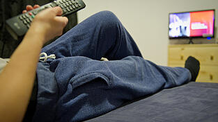 Der 15-jährige Halbbruder war beim gemeinsamen Filmeabend neben ihm auf dem Sofa eingeschlafen. Die Tat beschreibt der Mann als Kurzschlussreaktion. (Symbolbild)