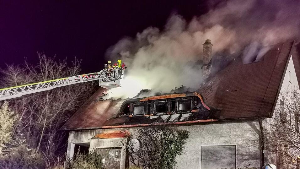 Feuerwehreinsatz in der Nacht von Donnerstag auf Freitag in Burglengenfeld. Dort stand der Dachstuhl eines Einfamilienhauses in Flammen.