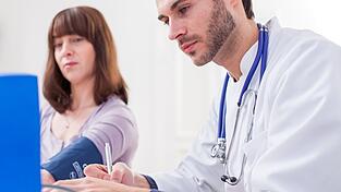 Eine Fastentherapie kann unter ärztlicher Betreuung stattfinden - es geht aber auch zu Hause.
