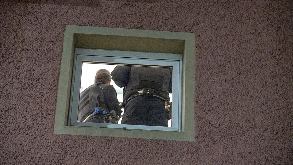 Die Ermittler haben die Wohnung des Tatverdächtigen durchsucht.