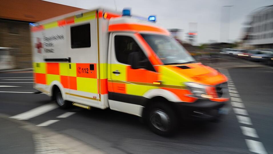 Der Rettungsdienst rückte nach den Notrufen aus. (Symbolbild)