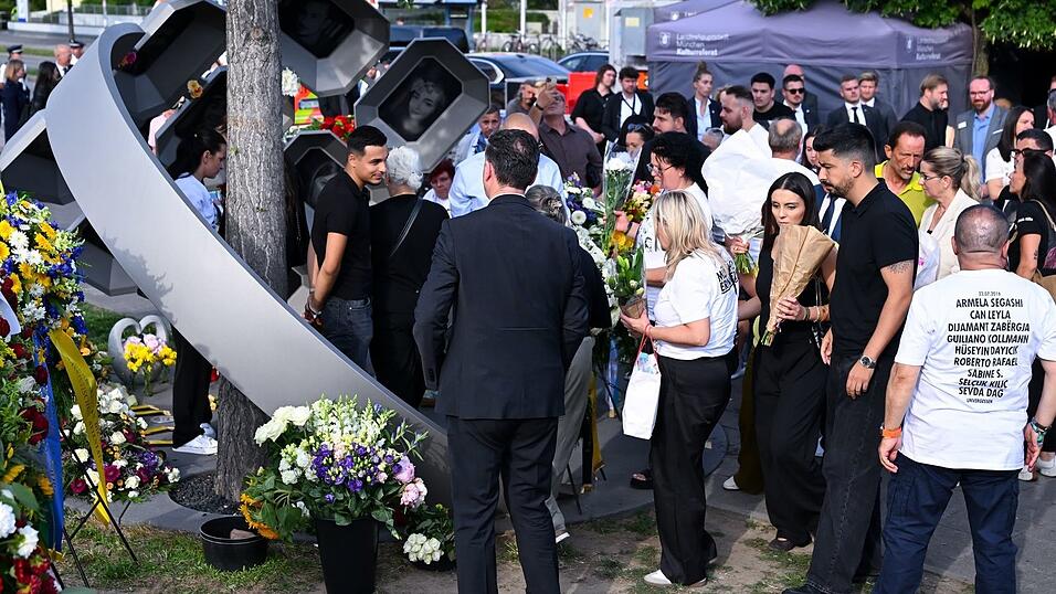 Kr&auml;nze und Blumen erinnern an die Opfer des Attentats.