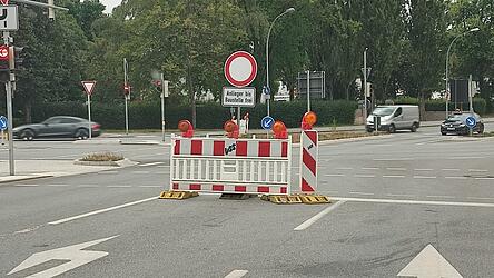 F&uuml;r &bdquo;zwingend notwendige Fahrten&ldquo; k&ouml;nnen Verkehrsteilnehmer vom Kupfereck bis zum Beginn der Vollsperrung in die Neue Bergstra&szlig;e/Veldener Stra&szlig;e einfahren, teilt das Staatliche Bauamt mit.