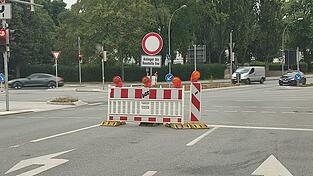 F&uuml;r &bdquo;zwingend notwendige Fahrten&ldquo; k&ouml;nnen Verkehrsteilnehmer vom Kupfereck bis zum Beginn der Vollsperrung in die Neue Bergstra&szlig;e/Veldener Stra&szlig;e einfahren, teilt das Staatliche Bauamt mit.