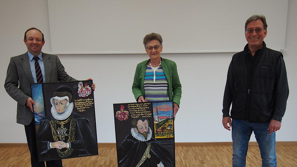 Bürgermeister Christian Hirtreiter, Maria Thurner und Bert Reiszky, Architekt von Rathaus und Krippe (von links) bei der Übergabe der Gemälde für den neuen Straßkirchner Ratssaal.