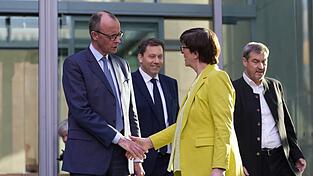 Die Sondierer von Union und SPD haben die Sondierung abgeschlossen und wollen nun detailierte Koalitionsverhandlungen aufnehmen. Die Sondierer von Union und SPD haben die Sondierung abgeschlossen und wollen nun detailierte Koalitionsverhandlungen aufnehmen.