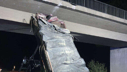 Der Kipper des Lastwagens beschädigte die Brücke. Die Bergung dauerte bis in den Vormittag. Der Kipper des Lastwagens beschädigte die Brücke. Die Bergung dauerte bis in den Vormittag.
