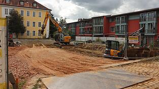 Am Krankenhausweg 10 entsteht ein Ersatzneubau des AWO Bezirksverbandes Oberbayern. Die Baugrube lässt die Dimension erahnen.