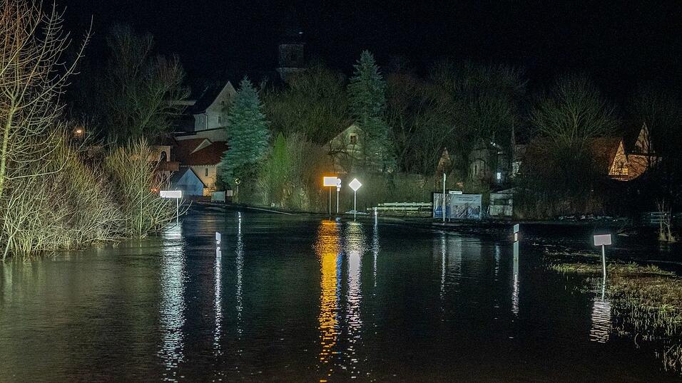 Erste Stra&szlig;en sind &uuml;berflutet.