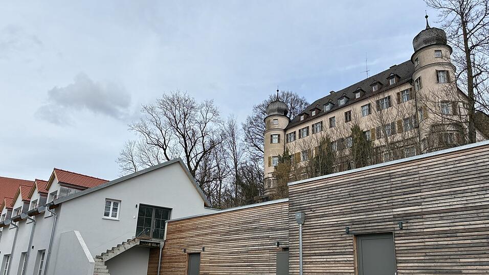 Das Schloss Haus bei Thalmassing ist &uuml;ber 700 Jahre alt. Zu dem ehemaligen Wirtschaftsgut geh&ouml;ren auch mehrere Nebengeb&auml;ude unterhalb. Sie wurden teilweise bereits saniert und zu Wohnungen ausgebaut.