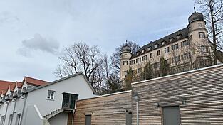 Das Schloss Haus bei Thalmassing ist &uuml;ber 700 Jahre alt. Zu dem ehemaligen Wirtschaftsgut geh&ouml;ren auch mehrere Nebengeb&auml;ude unterhalb. Sie wurden teilweise bereits saniert und zu Wohnungen ausgebaut.