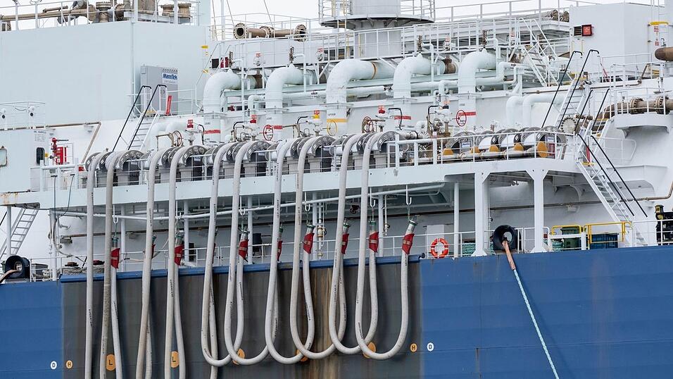 Die Bundesregierung hatte den Aufbau von LNG-Terminals an Nord- und Ostsee nach dem russischen Angriff auf die Ukraine forciert, um unabhängiger von russischen Gaslieferungen zu werden. Die Bundesregierung hatte den Aufbau von LNG-Terminals an Nord- und Ostsee nach dem russischen Angriff auf die Ukraine forciert, um unabhängiger von russischen Gaslieferungen zu werden.