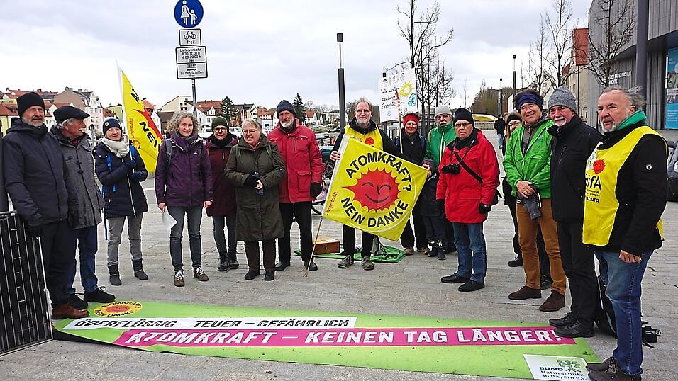 Die Teilnehmer der Mahnwache vorm Haus der Bayerischen Geschichte trotzten den eisigen Temperaturen am Samstag. Die Teilnehmer der Mahnwache vorm Haus der Bayerischen Geschichte trotzten den eisigen Temperaturen am Samstag.
