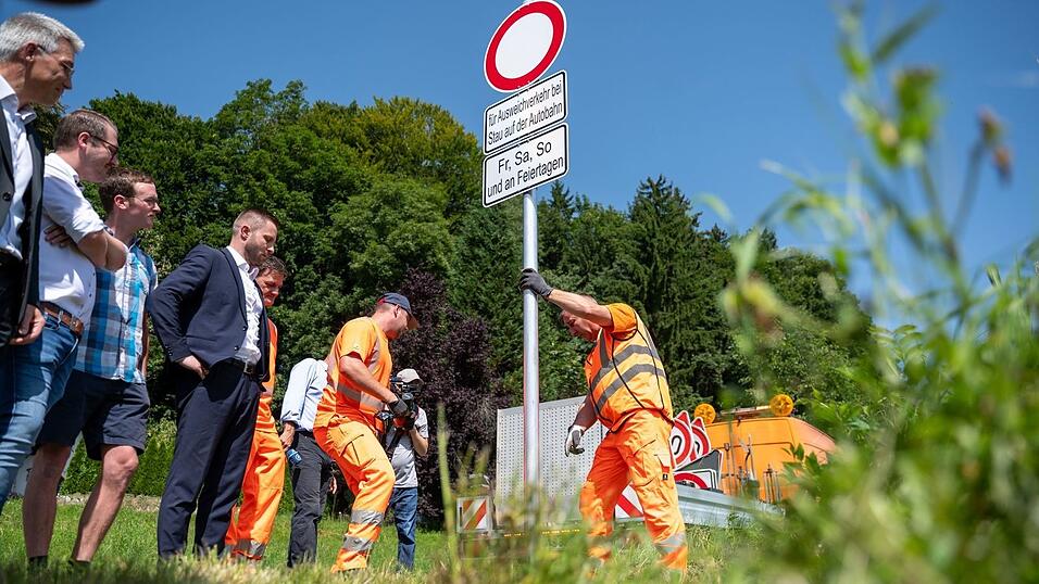 Bei Stau muss man künftig auf der Autobahn bleiben: Zum ersten Mal in Deutschland gibt es im Landkreis Rosenheim künftig Durchfahrtsverbote für den Ausweichverkehr.