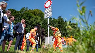 Bei Stau muss man künftig auf der Autobahn bleiben: Zum ersten Mal in Deutschland gibt es im Landkreis Rosenheim künftig Durchfahrtsverbote für den Ausweichverkehr.