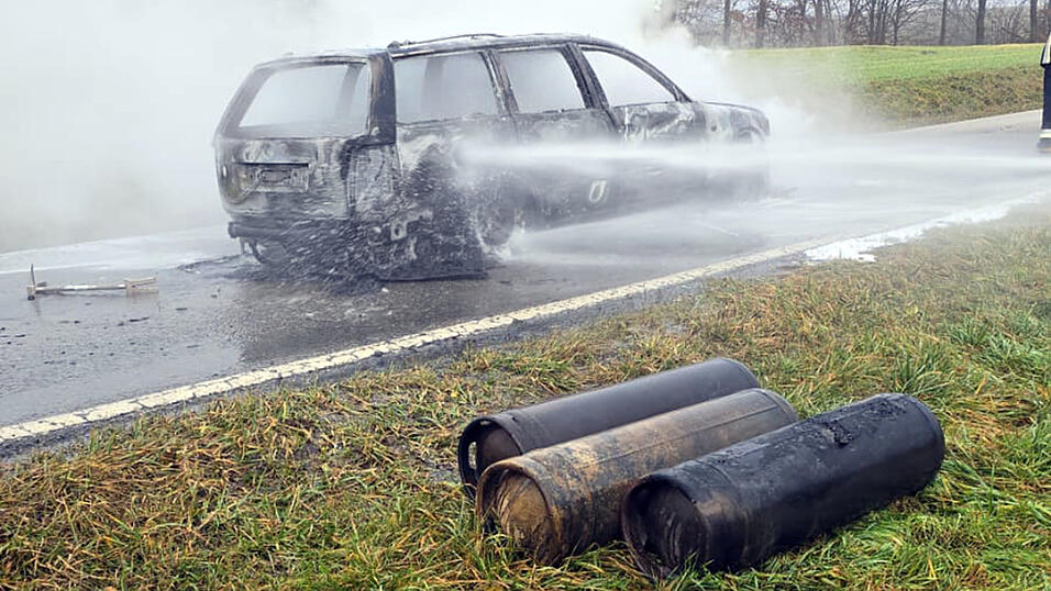 Nach der Explosion einer Gasflasche brannte das Auto aus.
