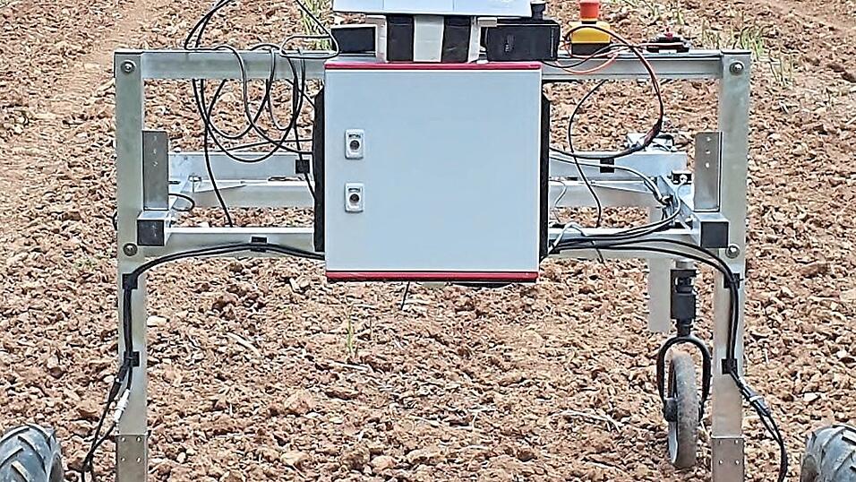 Der entwickelte Feldversuchsaufbau zur Datenerfassung von erntereifem gr&uuml;nem Spargel.