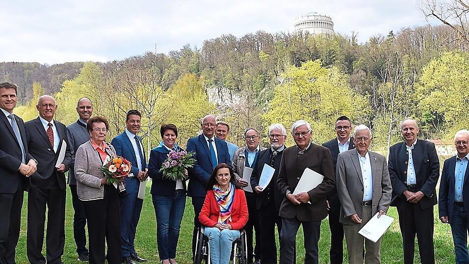 Bei der Verleihung (v. l.): Neustadts B&uuml;rgermeister Thomas Memmel, Erwin Biedermann, Volkenschwands B&uuml;rgermeister Franz H&ouml;gl, Marianne Gebendorfer, Paintens B&uuml;rgermeister Michael Ra&szlig;hofer, Rita Ge&szlig;, Essings B&uuml;rgermeister J&ouml;rg Nowy, Abensbergs dritte B&uuml;rgermeisterin Marion Huber-Schallner, Riedenburgs B&uuml;rgermeister Thomas Zehetbauer, Manfred Baumann, Ludwig Schinn, Johann Zellner, Kelheims zweiter B&uuml;rgermeister Dennis Diermeier, Martin Ganslmeier, Attenhofens B&uuml;rgermeister Franz Stiglmaier, Helmut R&uuml;hrich und Landrat Martin Neumeyer.