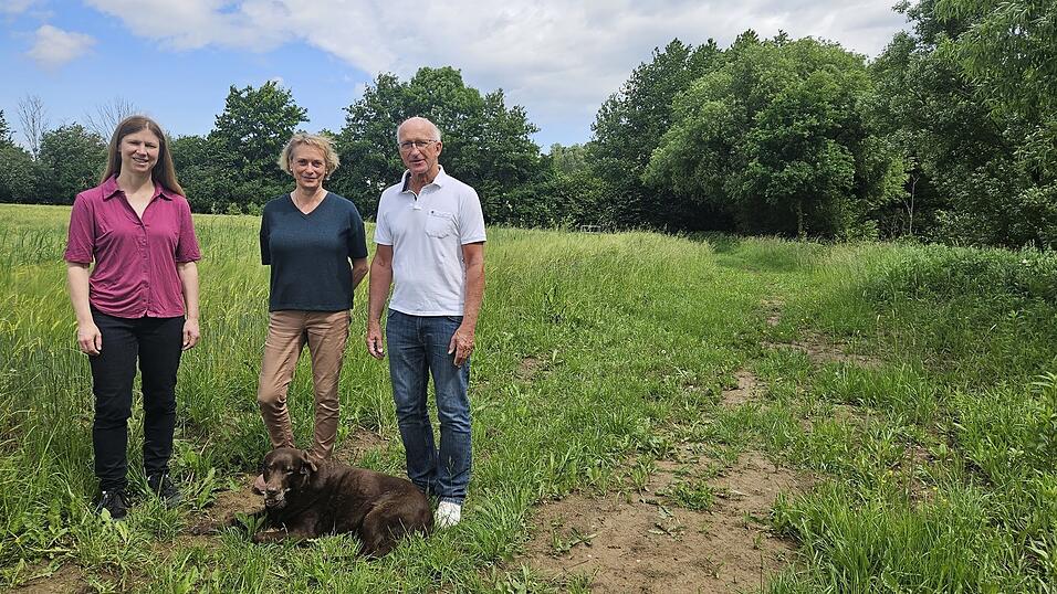 Nach dem „Go“ vom Landratsamt kann´s losgehen: Jugendbeauftragte Katharina Anneser, Bürgermeisterin Birgit Gatz (mitte) und Architekt Frank Siegmund auf dem an das Gewerbegebiet angrenzende Grundstück. Dort sollen schon bald die Erdhügel für die Dirt-Bike-Anlage aufgeschüttet werden. Nach dem „Go“ vom Landratsamt kann´s losgehen: Jugendbeauftragte Katharina Anneser, Bürgermeisterin Birgit Gatz (mitte) und Architekt Frank Siegmund auf dem an das Gewerbegebiet angrenzende Grundstück. Dort sollen schon bald die Erdhügel für die Dirt-Bike-Anlage aufgeschüttet werden.