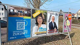 Das Bild zeigt Wahlplakate vom Ergoldsbacher Wahlkampf. Bei der &Uuml;berpr&uuml;fung der Wahlergebnisse war ein Problem aufgefallen.