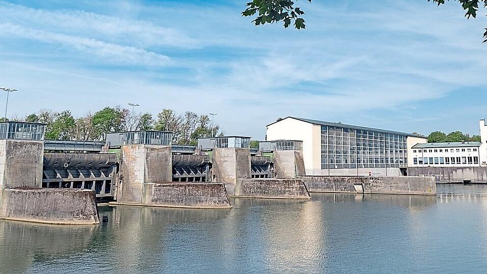 Das Wasserkraftwerk Altheim an der Isar nahe Landshut ist eines der 97 bayerischen Wasserkraftwerke, die nach dem Willen von Umweltminister Glauber wieder unter staatliche Kontrolle fallen sollten. Das Wasserkraftwerk Altheim an der Isar nahe Landshut ist eines der 97 bayerischen Wasserkraftwerke, die nach dem Willen von Umweltminister Glauber wieder unter staatliche Kontrolle fallen sollten.