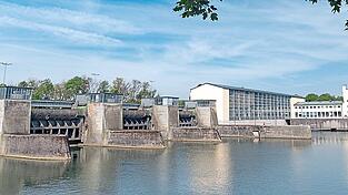 Das Wasserkraftwerk Altheim an der Isar nahe Landshut ist eines der 97 bayerischen Wasserkraftwerke, die nach dem Willen von Umweltminister Glauber wieder unter staatliche Kontrolle fallen sollten.