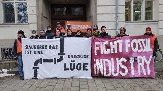 Unterstützer am Montag vor dem Landgericht Regensburg mit Bannern der Bewegungen End Fossil Occupy und Letzte Generation.