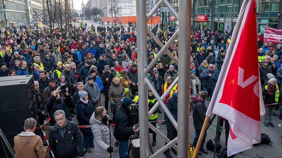 Die Gedenkveranstaltung für die Opfer des Anschlags vom 13.2.2025 steht unter dem Motto «Wir trauern gemeinsam». Die Gedenkveranstaltung für die Opfer des Anschlags vom 13.2.2025 steht unter dem Motto «Wir trauern gemeinsam».