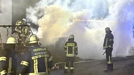 Vom Misthaufen, der an eine Scheune angrenzte, stieg starker Rauch auf. Vom Misthaufen, der an eine Scheune angrenzte, stieg starker Rauch auf.