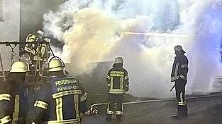 Vom Misthaufen, der an eine Scheune angrenzte, stieg starker Rauch auf.