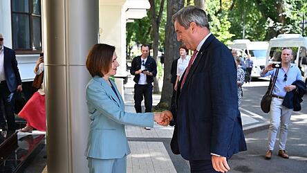 Pr&auml;sidentin Maia Sandu hei&szlig;t Markus S&ouml;der in der Republik Moldau willkommen.