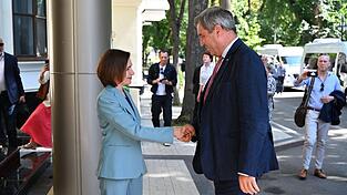 Pr&auml;sidentin Maia Sandu hei&szlig;t Markus S&ouml;der in der Republik Moldau willkommen.
