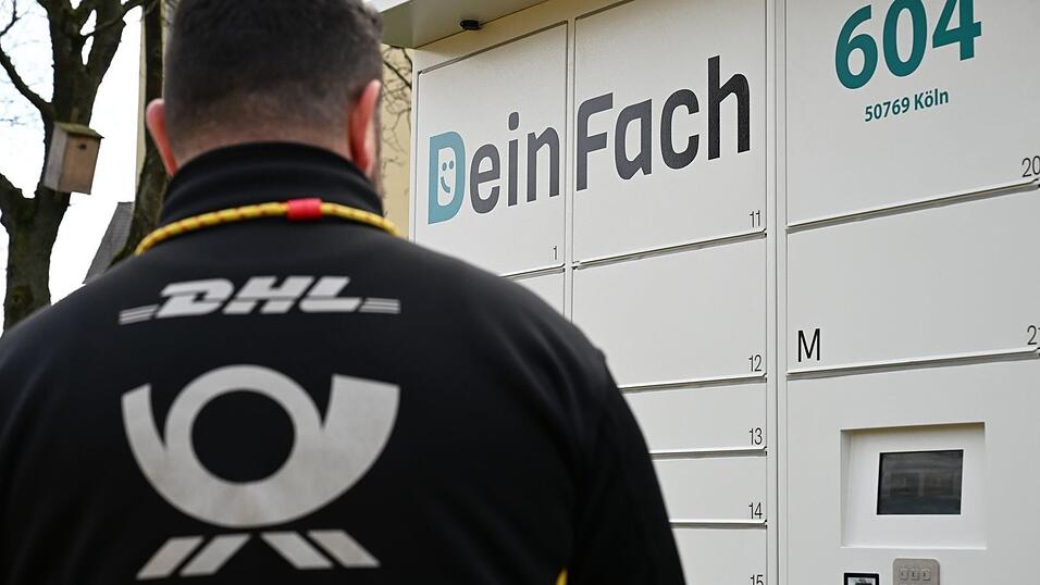 Ein DHL-Paketbote holt Sendungen aus einem DeinFach-Automaten. Ein DHL-Paketbote holt Sendungen aus einem DeinFach-Automaten.