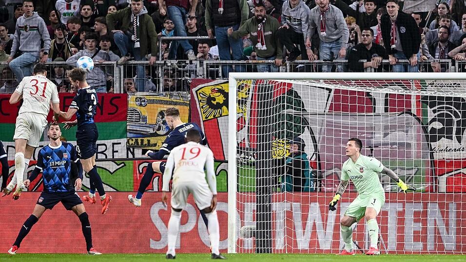Matchwinner für Augsburg: Verteidiger Keven Schlotterbeck (l).