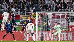 Matchwinner für Augsburg: Verteidiger Keven Schlotterbeck (l).