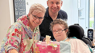 Ewa Zarutskaya feierte am 30. M&auml;rz ihren Geburtstag. Ihre Eltern bestellten eine gro&szlig;e Torte f&uuml;r sie.