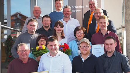 Die Schreiner-Innung Regen ehrte erfolgreiche Junghandwerker und langj&auml;hrige Mitarbeiter. Vordere Reihe: Anton, Cornelia und Stefan Zitzelsberger (v. l.), die Jung-Meister Julian Kufner und Markus Stiglbauer. Mittlere Reihe: Johann Kopp (v. l.), Bernhard Holling, Magdalena Heimerl, Gesch&auml;ftsf&uuml;hrerin Agnes Birnb&ouml;ck, Jungmeister Thomas Haller. Obere Reihe: Michael H&ouml;lzl sen. (v. l.), Andreas Fr&uuml;chtl, Michael H&ouml;lzl jun. und die Innungsobermeister Karl-Heinz Pledl und Rolf Jungmann