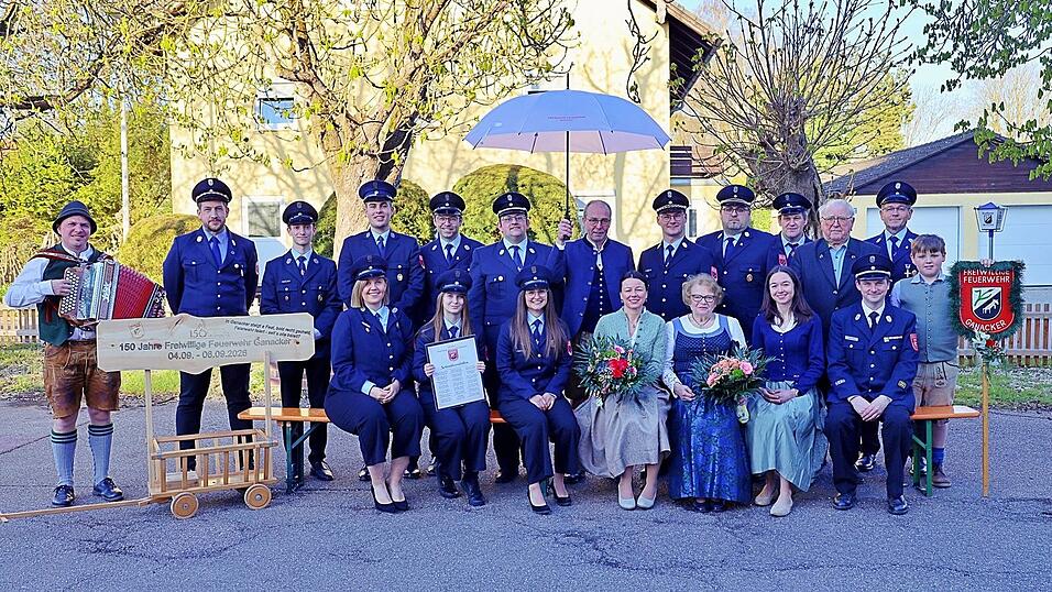 Der Festausschuss mit seinem Schirmherr Martin Hiergeist, dessen Familie und Ehrengästen Der Festausschuss mit seinem Schirmherr Martin Hiergeist, dessen Familie und Ehrengästen