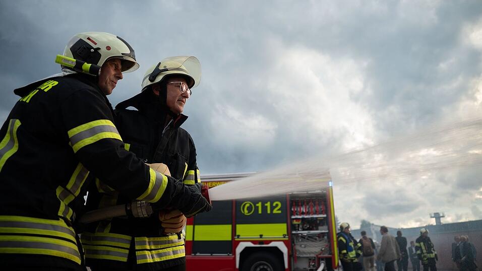 Der Bundesinnenminister &uuml;bt mit der Feuerwehr.