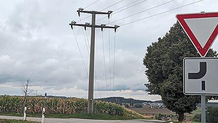 Neue Vorfahrtsregelung auf der Wambacher Stra&szlig;e: Wer aus Richtung Scheueck kommt, muss Verkehrsteilnehmern aus der Flurstra&szlig;e Vorrang gew&auml;hren.