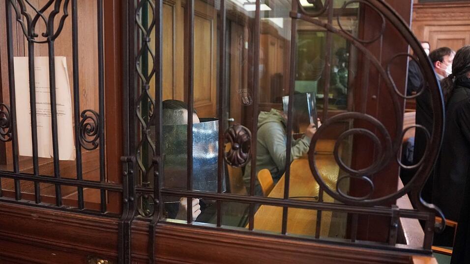 Die zwei Br&uuml;der m&uuml;ssen wegen des Mordes an ihrer 34 Jahre alten Schwester lebenslang in Haft.