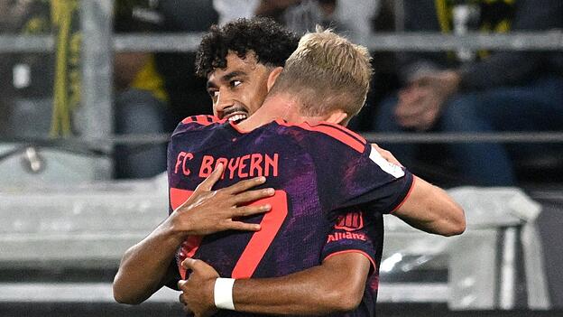 Neuzugang Nathaniel Brown erzielte die Bayern-F&uuml;hrung und wird von Konrad Laimer begl&uuml;ckw&uuml;nscht.