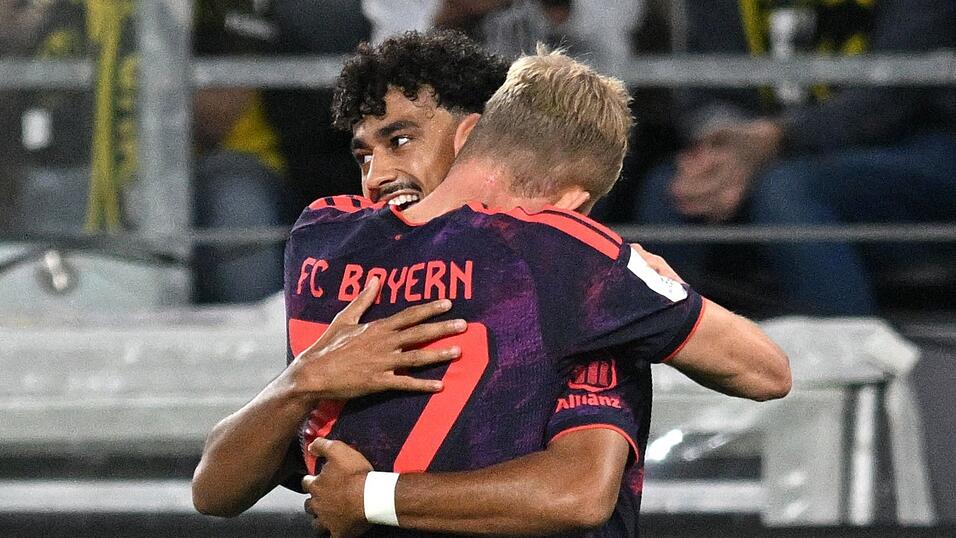 Neuzugang Nathaniel Brown erzielte die Bayern-Führung und wird von Konrad Laimer beglückwünscht. Neuzugang Nathaniel Brown erzielte die Bayern-Führung und wird von Konrad Laimer beglückwünscht.